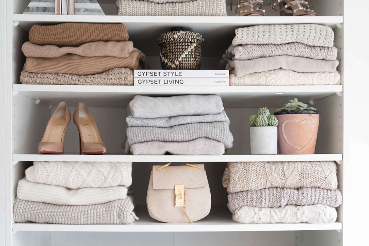 сложить свитер компактно в шкафу на полках