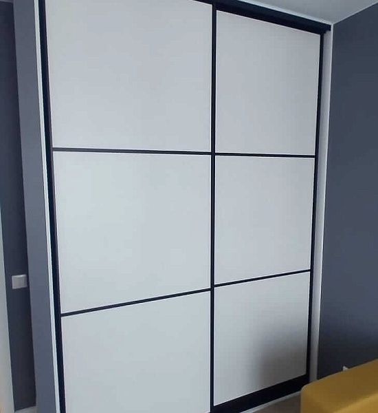 Встроенный шкаф с белым фасадом