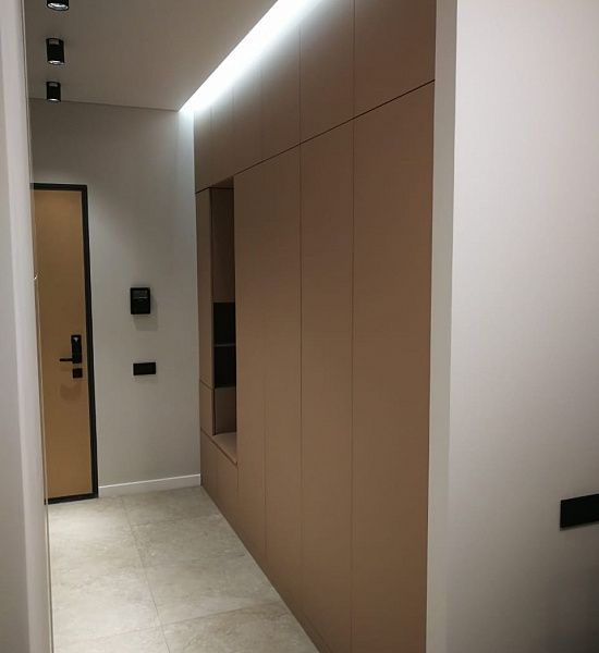 Вместительный шкаф в коридор
