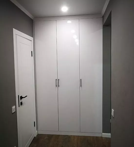Распашной шкаф в коридор