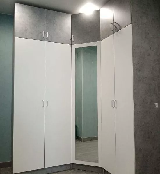 Угловой распашной шкаф с антресолью