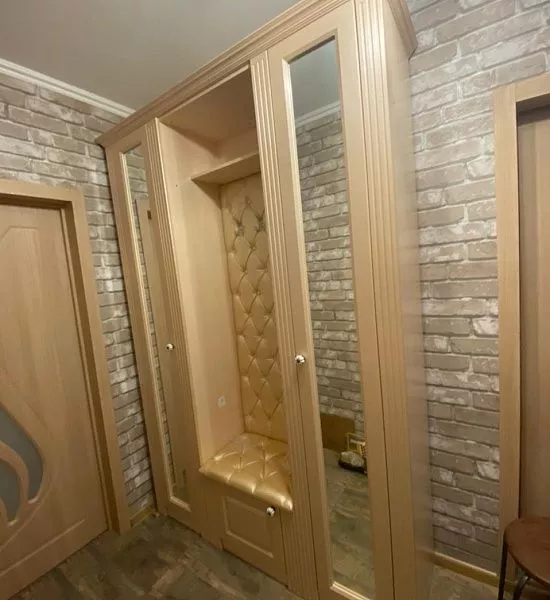 Прихожая с распашными дверьми