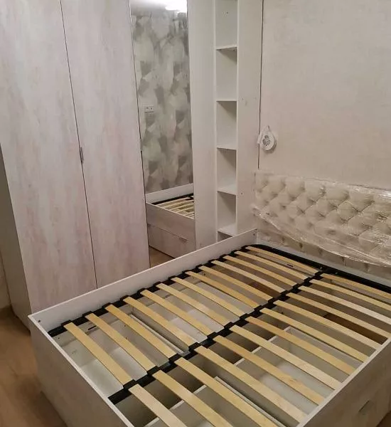 Светлый спальный гарнитур